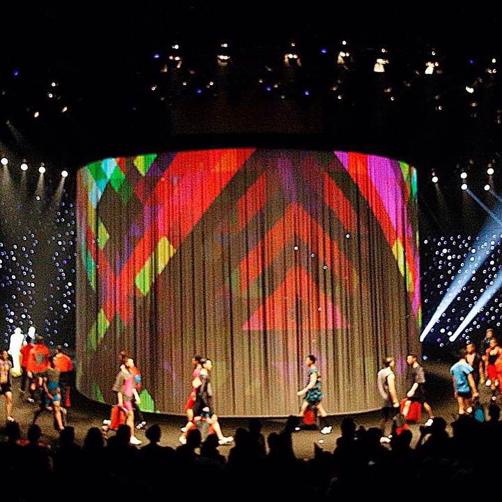 Max Lee phanh ngực sải bước trong Đêm Hội Chân dài 9